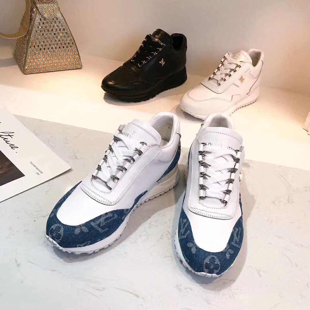 NO:129309,/(NO:00624) Louis Vuitton classic Frontrow sneakers are in retro style and return to sight in early spring 2019. The side embellishment of this black and white calf leather shoe body is LV metal LOGO, natural cowhide tags attached to the tongue, metal details mark honey-color rubber outsole, brand identity. Upper cowhide inner sheepskin   original board lycanneli outsole composite new material lightweight wear-resistant original sole Color black/white/denim blue Women's matching code 35/36/37/38/39/40/41/42 Men's matching code 38/39/40/41/42/43/44/45, casual shoes/sports shoes, louis vuitton, louis vuitton, louis vuitton, louis vuitton, louis vuitton, louis  vuitton,sneakers,cowhide,sheepskin19860909/（NO:00624）Louis Vuitton（路易威登）经典 Frontrow 运动鞋吹袭复古格调,在 2019 早春重返视野.此款黑白色小牛皮鞋身的侧面点缀 LV 金属LOGO,天然牛皮标签附着鞋舌,金属细节标记蜂蜜色橡胶外底,烙印品牌身份. 鞋面牛皮 内里羊皮＋原板莱卡内里 大底复合新材料轻质耐磨原版鞋底 颜色黑色/白色/牛仔蓝 女配码35/36/37/38/39/40/41/42 男配码38/39/40/41/42/43/44/45,休闲鞋/运动鞋,louis vuitton,louis vuitton,louis vuitton,sneakers,cowhide,sheepskin,Women's Shoes