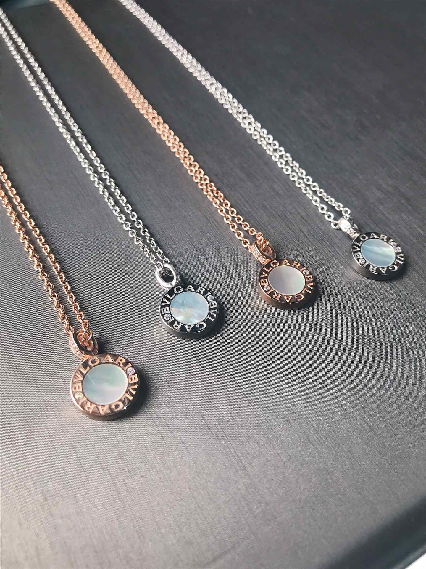 NO:102203,Get here? [Grin] Real shot Bv double-sided round cake agate style, red and white/black and white two-sided matching, white gold/rose gold chain body, Bulgari necklace, bottega veneta, bvlgari, necklace19860909Get到了吗[呲牙]实拍 Bv双面圆饼玛瑙款 红白/黑白两面搭配 白金/玫金链身啦,宝格丽项链,bottega veneta,bvlgari,necklace,Jewelry