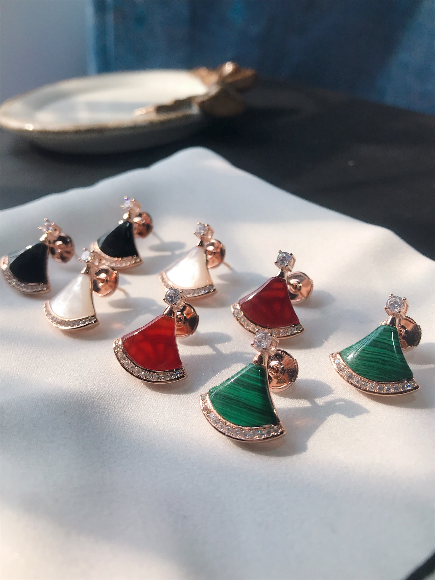 NO:102189,Platinum/Rose Gold BV short skirt with diamond earrings, light luxury quality seen by the naked eye, black agate/white shell/caria chalcedony/peacock green, Bulgari stud earrings, bottega veneta, bvlgari, skirts19860909白金/玫金 BV短裙带钻耳坠 肉眼看到的轻奢品质哈 黑玛瑙/白贝/红玉髓/孔雀绿,宝格丽耳钉,bottega veneta,bvlgari,skirts,Jewelry