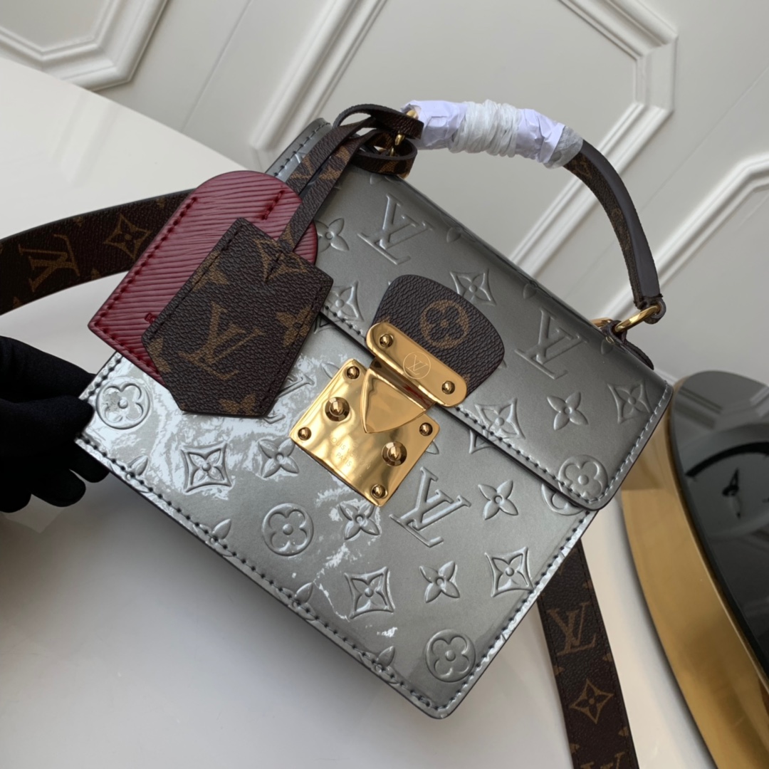NO:396527,【Exclusive real photo M90376】Silver Red This Spring Street handbag uses Monogram Vernis painted cowhide, with a versatile style. Inspired by the design launched by Marc Jacobs, the original women's art director, in 1999, uses contrasting iconic fabrics to create a neat and avant-garde style. The top handle and removable shoulder straps bring a variety of carry options. Size 17×16×8.5cm.2019., LV [original leather], louis vuitton, cowhide19860909【独家实拍M90376】银红 此款Spring Street手袋采用Monogram Vernis漆面牛皮,风格百搭.以原女装艺术总监Marc Jacobs于1999年推出的设计为灵感,运用对比色标志性面料,打造出利落而前卫的格调.顶部手柄与可拆卸肩带带来多种背携选择.尺寸17×16×8.5cm.2019.,LV【原厂皮】,louis vuitton,cowhide,Bag