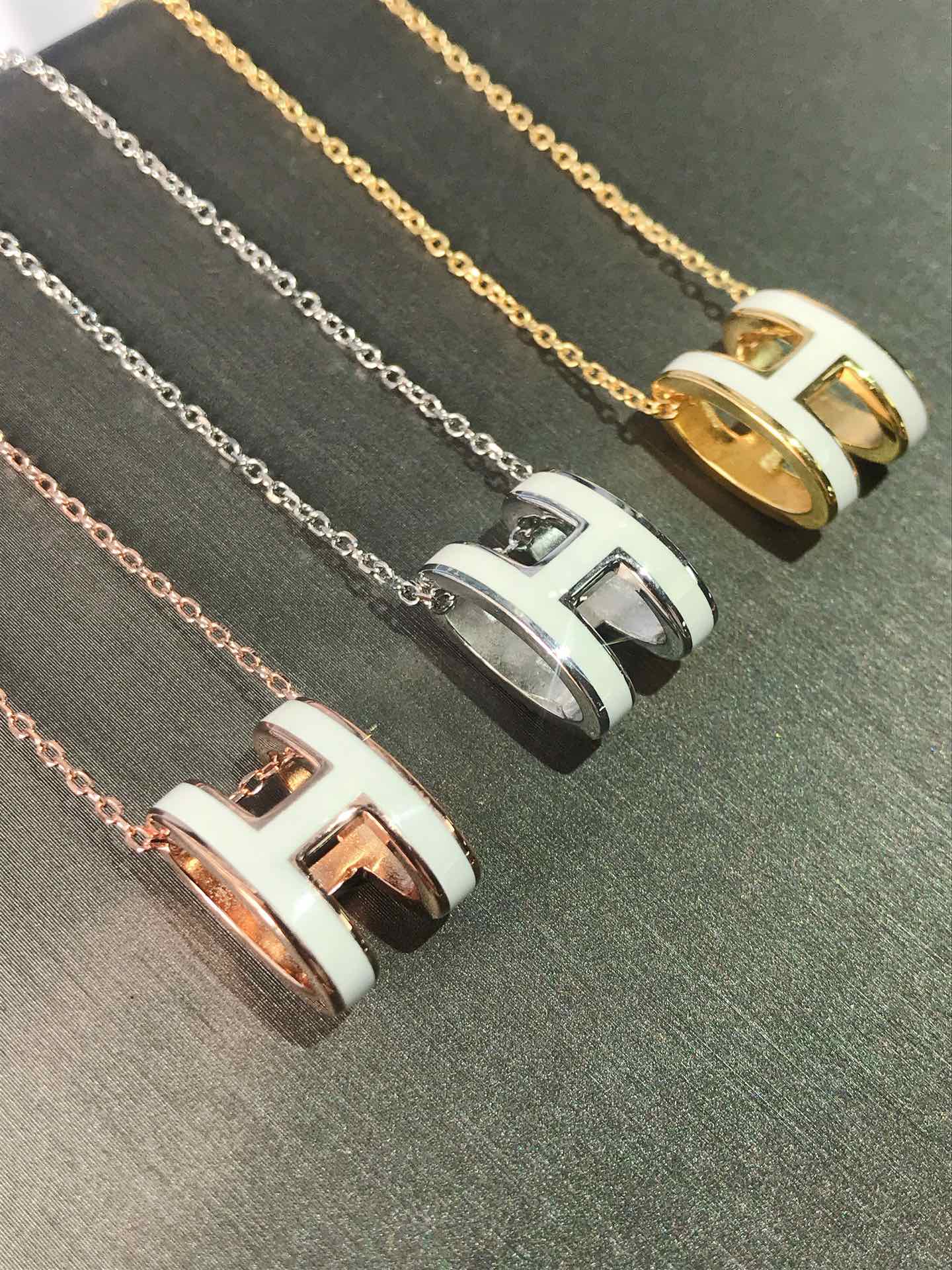 NO:102242,Recommended Double Eleven Events H Hermes enamel necklace collection, square curved necklace, this model is a classic and popular enamel series specially designed by the world-renowned designer Paloma Pica. White, red, orange and black 4 colors: 3 colors of white, red, rose gold, and K yellow, Hermes necklace, hermes, necklace19860909双十一活动推荐 H爱马仕珐琅项链集合,方形弧形项链, 此款是由全球知名设计师帕洛玛毕加, 特别设计的珐琅系列经典特爆款. 白红橙黑 4种配色 白金/玫金/K黄3色,爱马仕项链,hermes,necklace,Jewelry