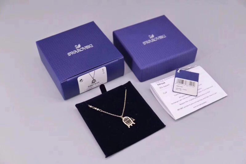  Swarovski 黄金色鸟笼锁骨项链

这款镀金色链坠，揉合了缀有密镶Swarovski仿水晶的鸟笼