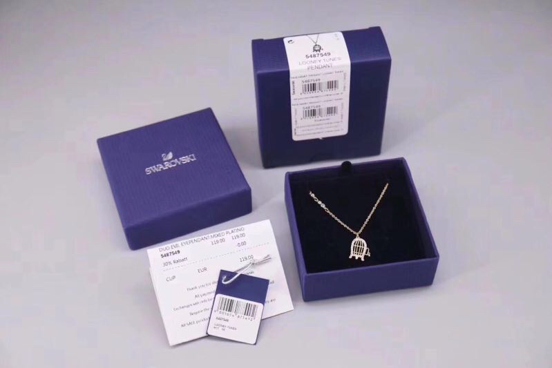  Swarovski 黄金色鸟笼锁骨项链

这款镀金色链坠，揉合了缀有密镶Swarovski仿水晶的鸟笼