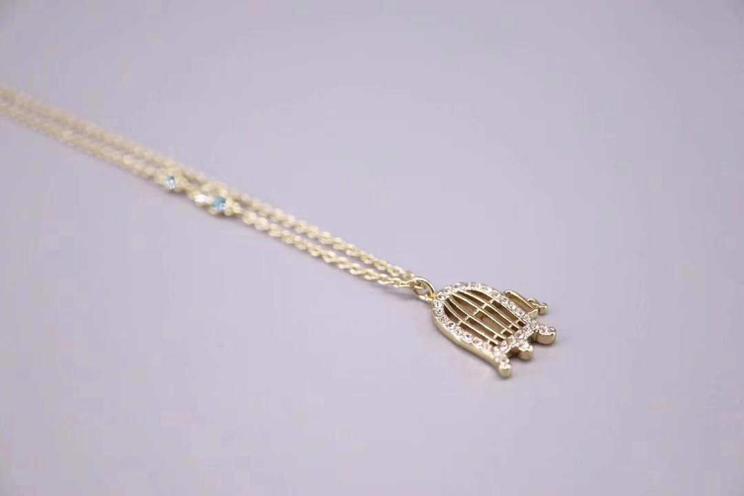  Swarovski 黄金色鸟笼锁骨项链

这款镀金色链坠，揉合了缀有密镶Swarovski仿水晶的鸟笼