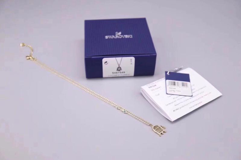 Swarovski 黄金色鸟笼锁骨项链

这款镀金色链坠，揉合了缀有密镶Swarovski仿水晶的鸟笼