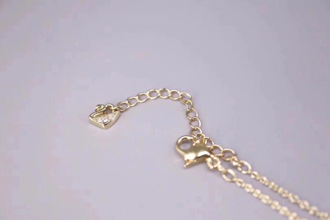  Swarovski 黄金色鸟笼锁骨项链

这款镀金色链坠，揉合了缀有密镶Swarovski仿水晶的鸟笼