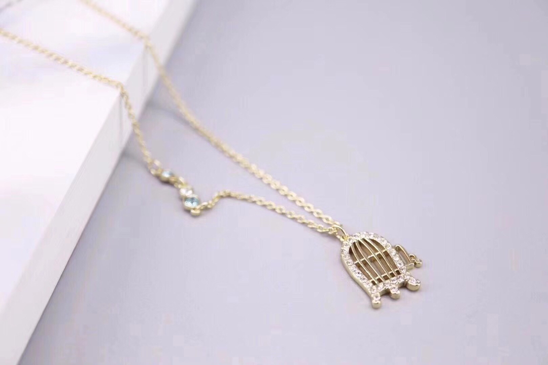  Swarovski 黄金色鸟笼锁骨项链

这款镀金色链坠，揉合了缀有密镶Swarovski仿水晶的鸟笼