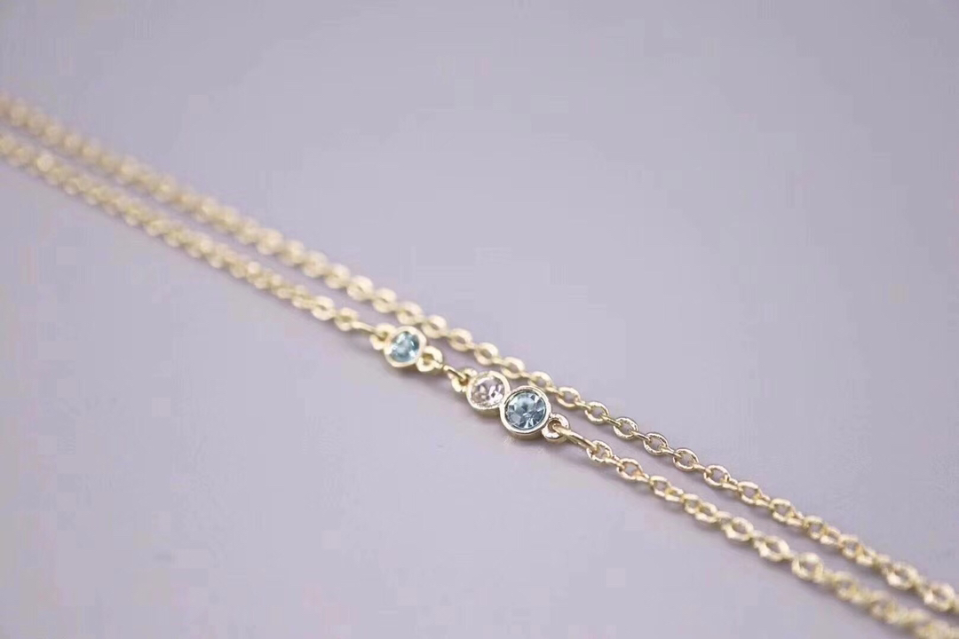  Swarovski 黄金色鸟笼锁骨项链

这款镀金色链坠，揉合了缀有密镶Swarovski仿水晶的鸟笼