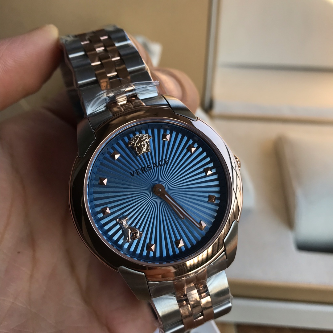 NO:157913,Batch: Package plus 50.2019 latest original Versace new Versace Audrey V women's watch, light pattern dial decorated with rivets to indicate the moment, beautiful three-dimensional 3D design Donatella pet, genuine leather strap, original Swiss quartz movement. ~ 38mm watch diameter, brand new and complete set., versace, versace19860909批: 包装加50.2019年最新款original Versace新款范思哲Audrey V女表,光线纹表盘饰以铆钉指示时刻,绝美立体3D设计Donatella 宠物,真皮表带,原装瑞士石英机芯.～38mm表径,全新全套出.,,versace,versace,Watch