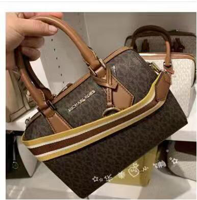 Michael Kors 小号枕头包 A