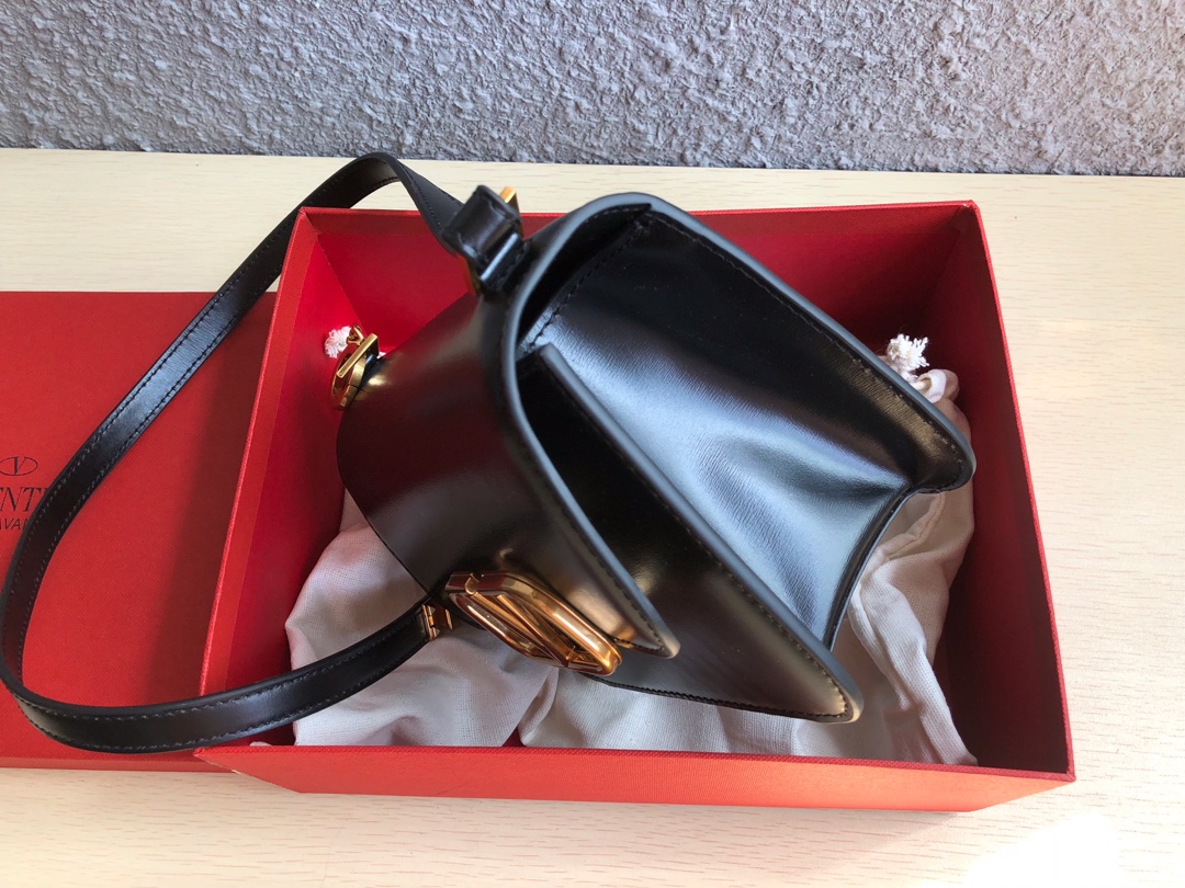 华伦天奴Valentino大V扣复古进口牛皮单肩包0074S