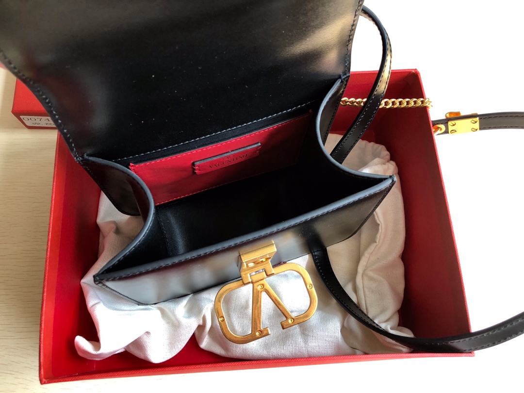 华伦天奴Valentino大V扣复古进口牛皮单肩包0074S