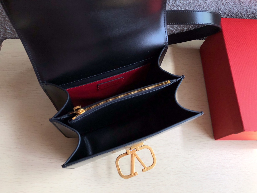 华伦天奴Valentino大V扣复古进口牛皮单肩包0074L