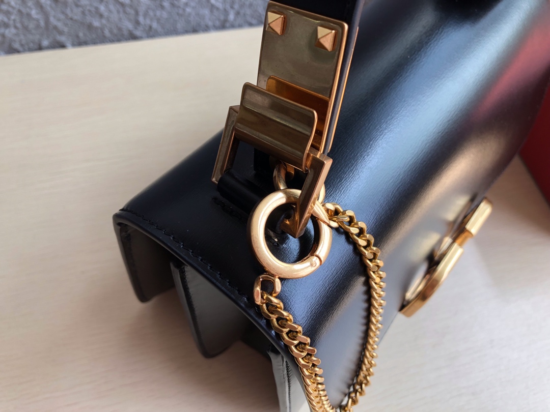 华伦天奴Valentino大V扣复古进口牛皮单肩包0074L