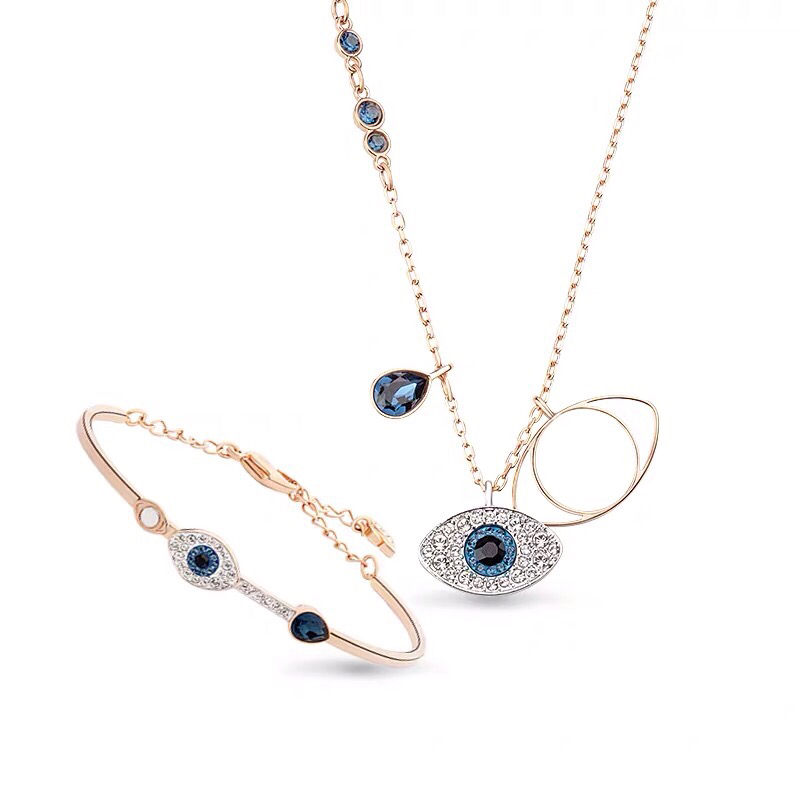 NO:766855,8085 Swarovski Duo evil bangle Devil's Eye series, also called the Turkish Eye, which means protection, keeping out bad things and bad luck. The blue eyes are as deep as the sea and as pure as the sky, guarding you and bringing good luck, Swarovski necklace, Swarovski bracelet, necklace198609098085施华洛Duo evil bangle 恶魔之眼系列 又叫土耳其之眼,寓意守护,把不好的东西与坏运气都挡在外面. 蓝色的眼晴像海一样深邃,天空一样纯净,守护着你,会带来好运,施华洛项链施华洛手环,necklace,Jewelry