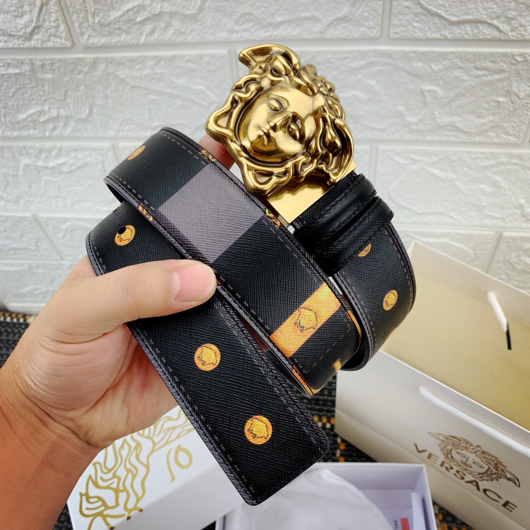        范思哲，宽4.0cm此款双面腰带采用光滑的saffiano皮革制作，并配有3D美杜莎腰带扣