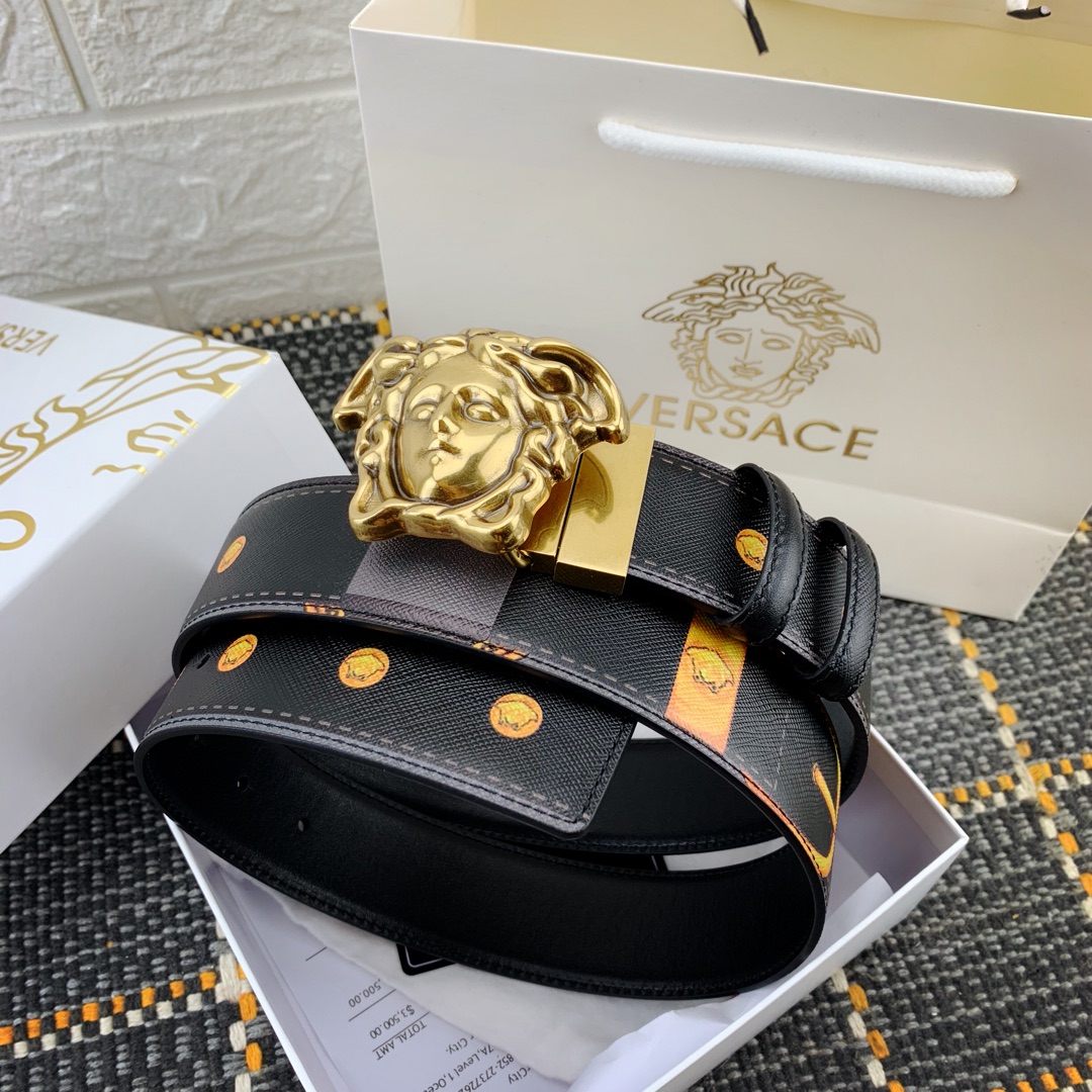        范思哲，宽4.0cm此款双面腰带采用光滑的saffiano皮革制作，并配有3D美杜莎腰带扣