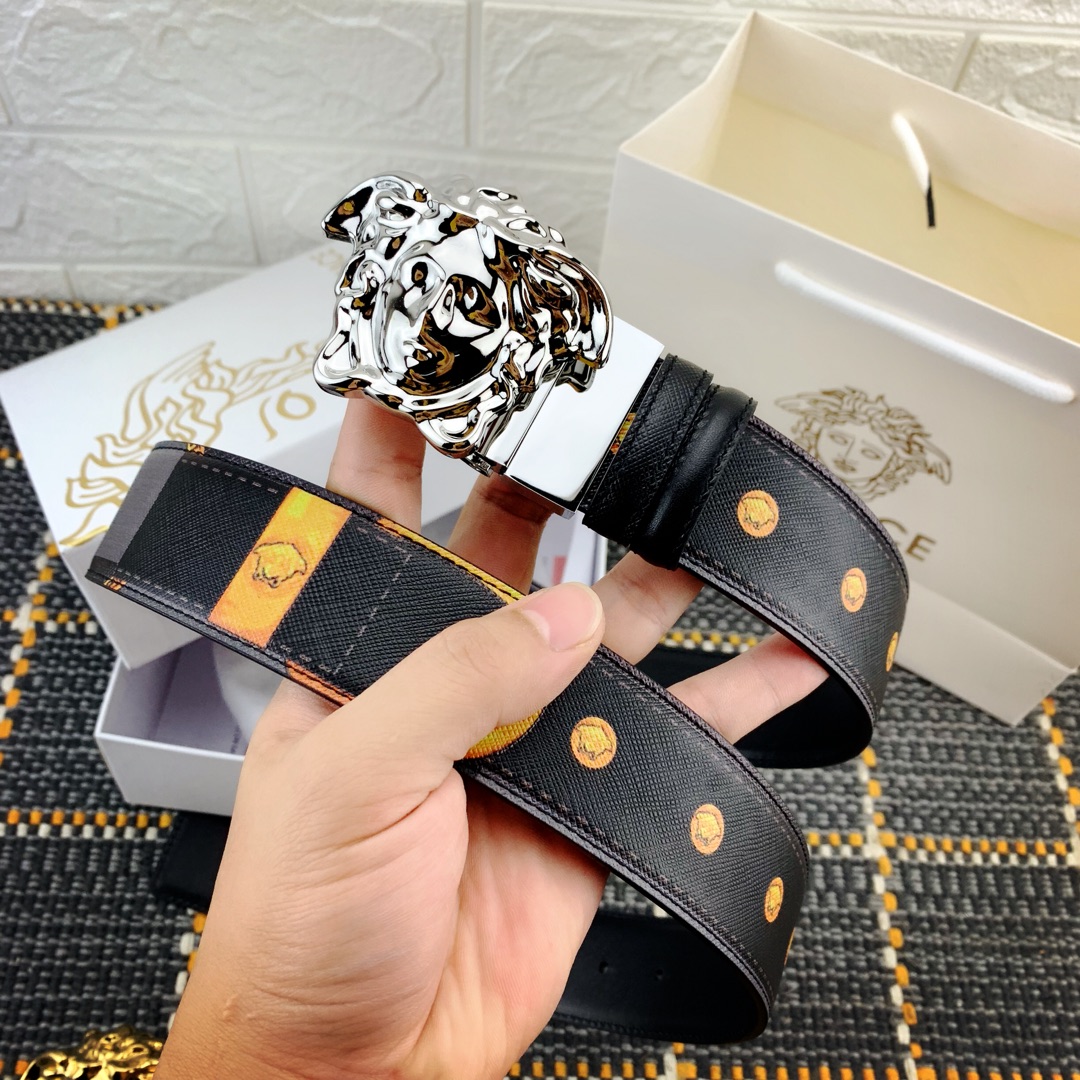    范思哲，宽4.0cm此款双面腰带采用光滑的saffiano皮革制作，并配有3D美杜莎腰带扣。一面为
