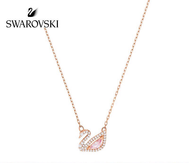 NO:101286,Wear this romantic and charming rose gold plated pendant to ensure that the moment is always shining. Swarovski's swan logo is decorated with a fresh pink fully cut Swarovski's imitation crystal body, paired with simple and neat transparent pavé Swarovski's imitation crystal lines. It is stunning and eye-catching design, showing the brand's proud creativity, and is also cleverly matched with your other jewelry. Swarovski's imitation crystal body.19860909戴上这款浪漫迷人的镀玫瑰金链坠确保时刻光彩照人,施华洛的天鹅标志装饰以清新的粉色全切割Swarovski仿水晶身躯,搭配简洁俐落的透明色密镶Swarovski仿水晶线条,惊艳夺目的设计,彰显品牌的傲人创意,也与您的其他首饰巧妙搭配,施华洛项链,stuart weitzman,necklace,Jewelry
