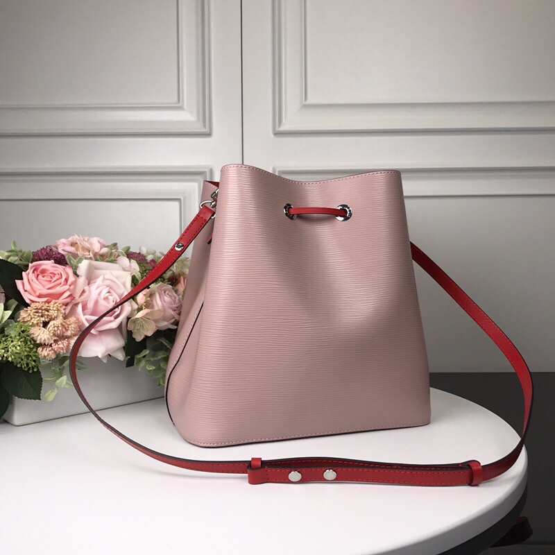 👏M54366粉【顶级原单】 💁🏻LOCKME BUCKET 手袋此款时尚桶包的设计原型来自一款风格优雅