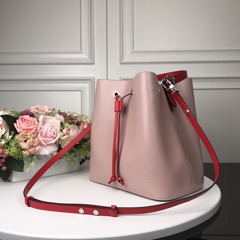 👏M54366粉【顶级原单】 💁🏻LOCKME BUCKET 手袋此款时尚桶包的设计原型来自一款风格优雅