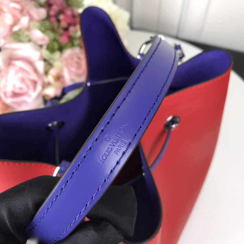 👏M54366红【顶级原单】 💁🏻LOCKME BUCKET 手袋此款时尚桶包的设计原型来自一款风格优雅