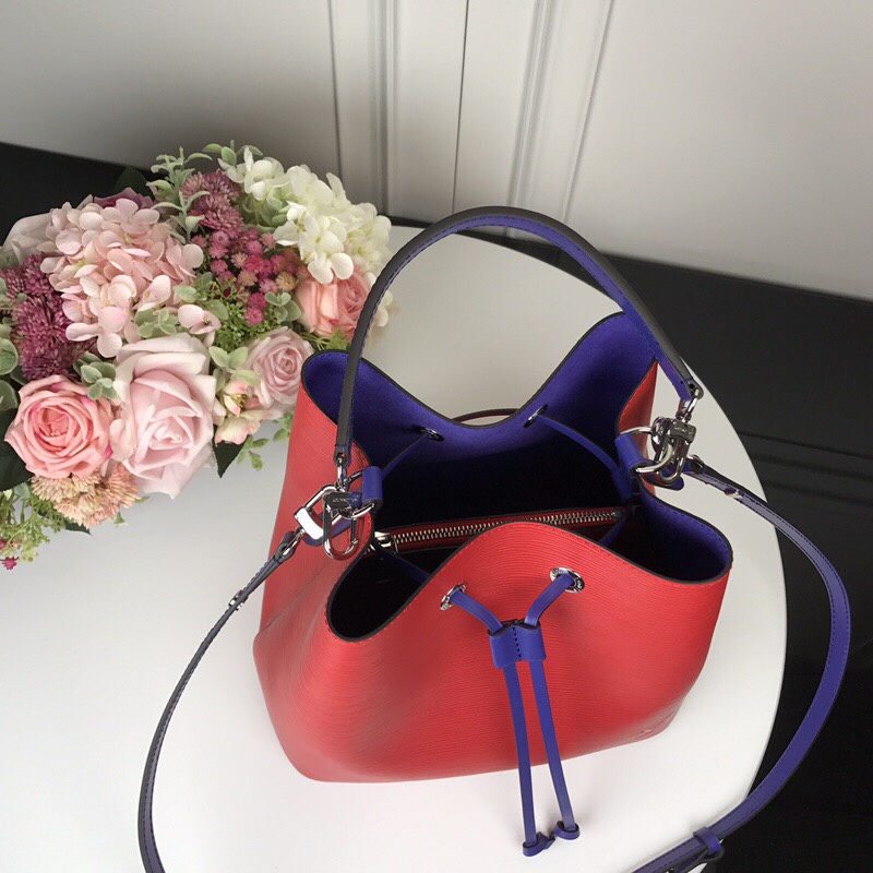 👏M54366红【顶级原单】 💁🏻LOCKME BUCKET 手袋此款时尚桶包的设计原型来自一款风格优雅