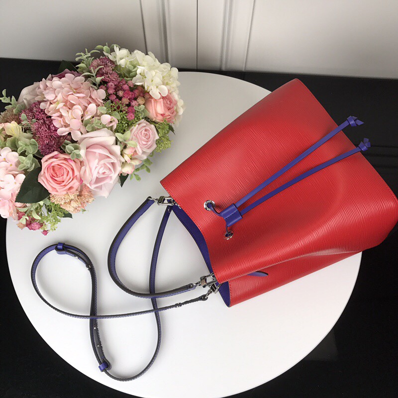 👏M54366红【顶级原单】 💁🏻LOCKME BUCKET 手袋此款时尚桶包的设计原型来自一款风格优雅