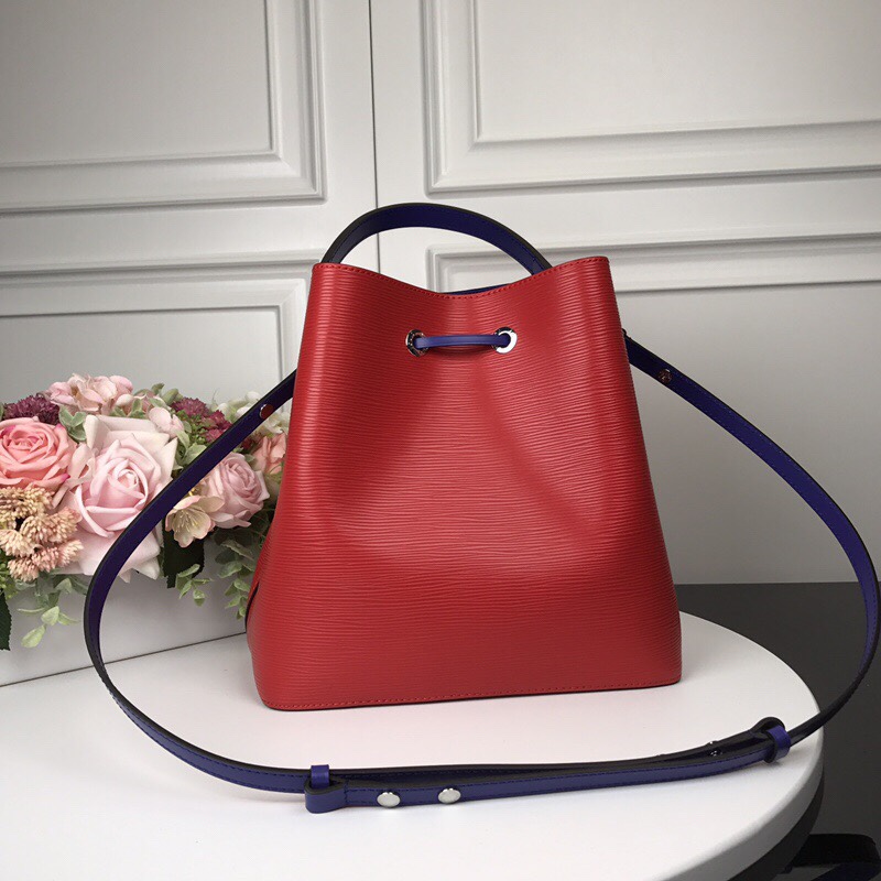 👏M54366红【顶级原单】 💁🏻LOCKME BUCKET 手袋此款时尚桶包的设计原型来自一款风格优雅