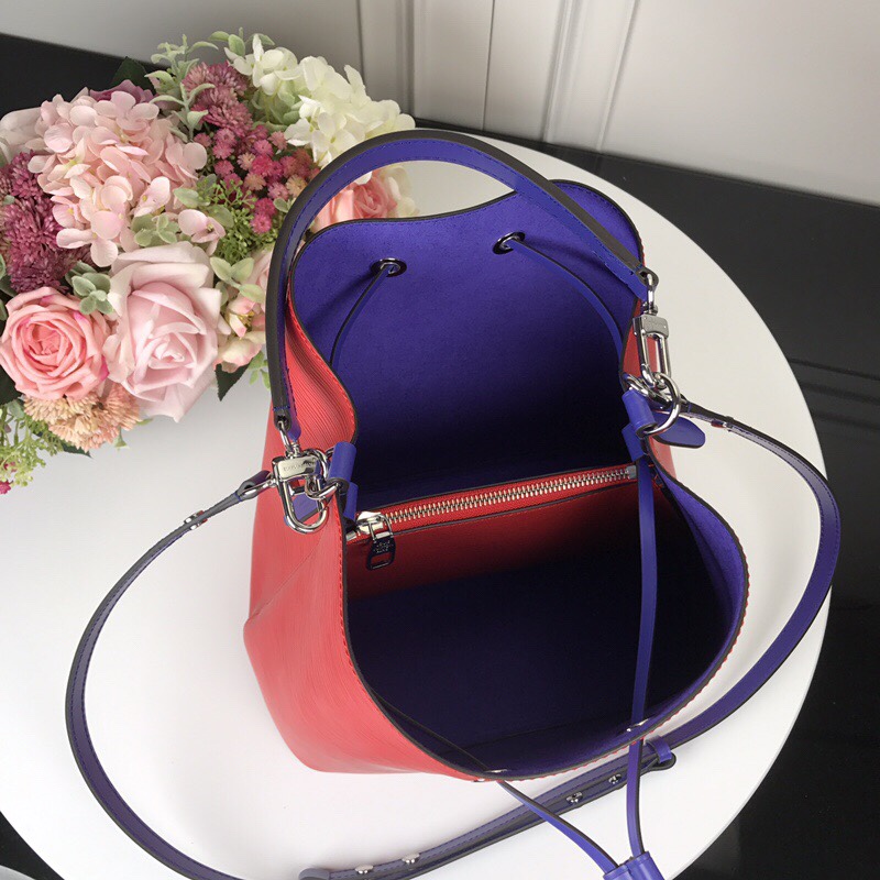 👏M54366红【顶级原单】 💁🏻LOCKME BUCKET 手袋此款时尚桶包的设计原型来自一款风格优雅