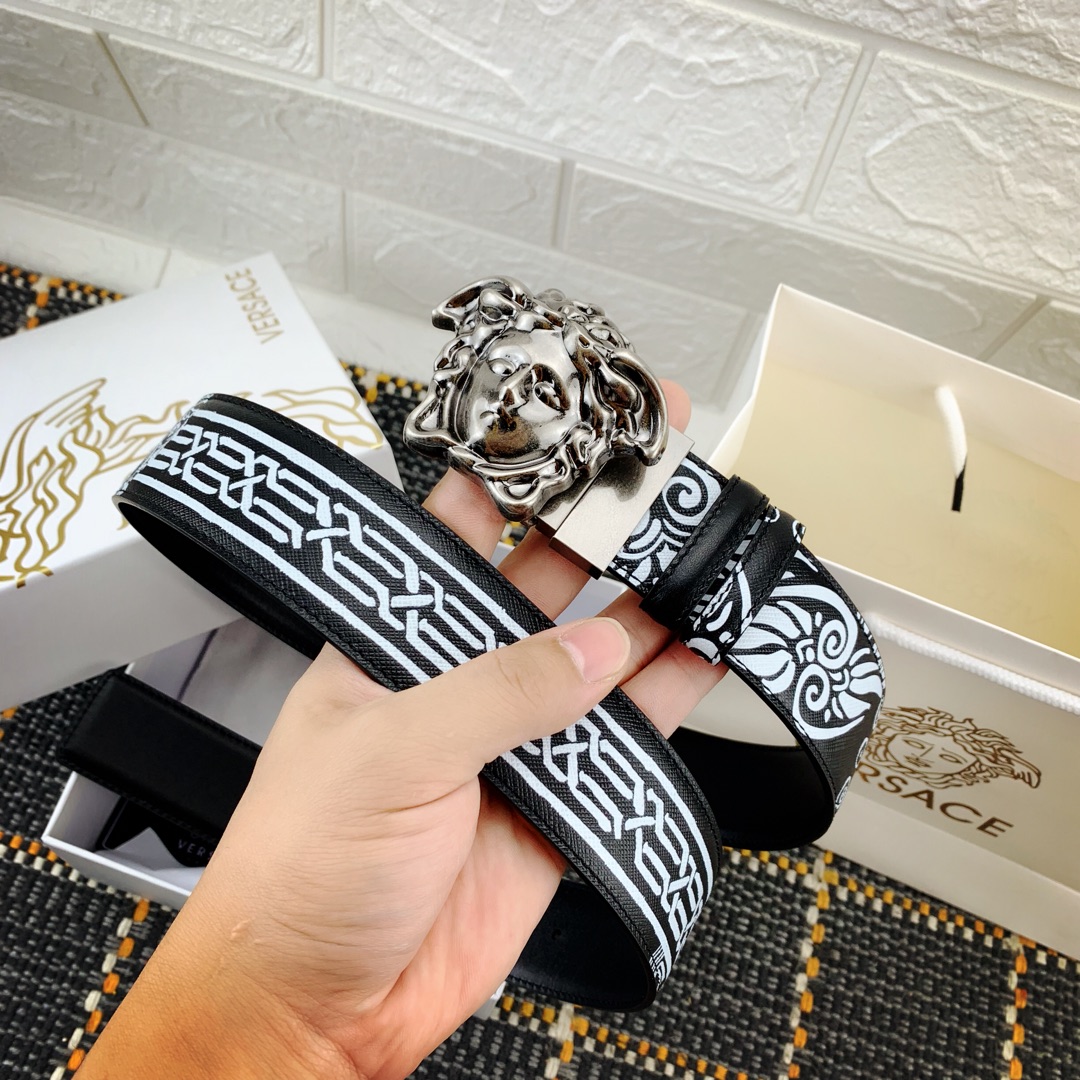   范思哲，宽4.0cm此款双面腰带采用光滑的saffiano皮革制作，并配有3D美杜莎腰带扣。一面为单