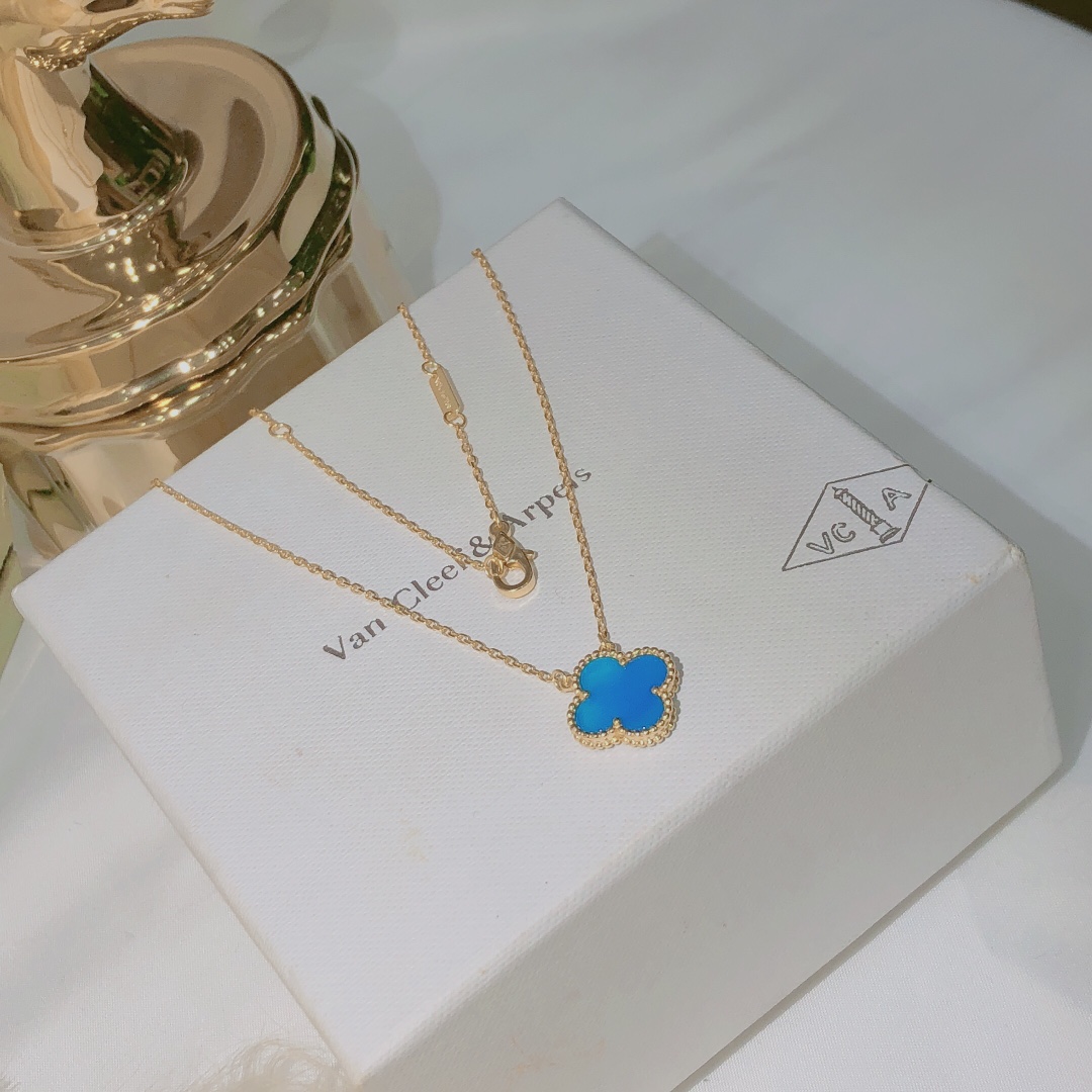 NO:360812,VCA limited new color, very surprising blue chalcedony VCA blue agate medium diamondless four-leaf clover necklace, s925 sterling silver material electroplated 18k gold!  The chain length is adjustable!  ,Vac necklace,necklace,pure silver19860909VCA限量新色,非常惊喜的蓝玉髓 VCA蓝玛瑙中号无钻四叶草项链, s925纯银材质电镀18k金色！链长可调节！,Vac项链,necklace,pure silver,Jewelry