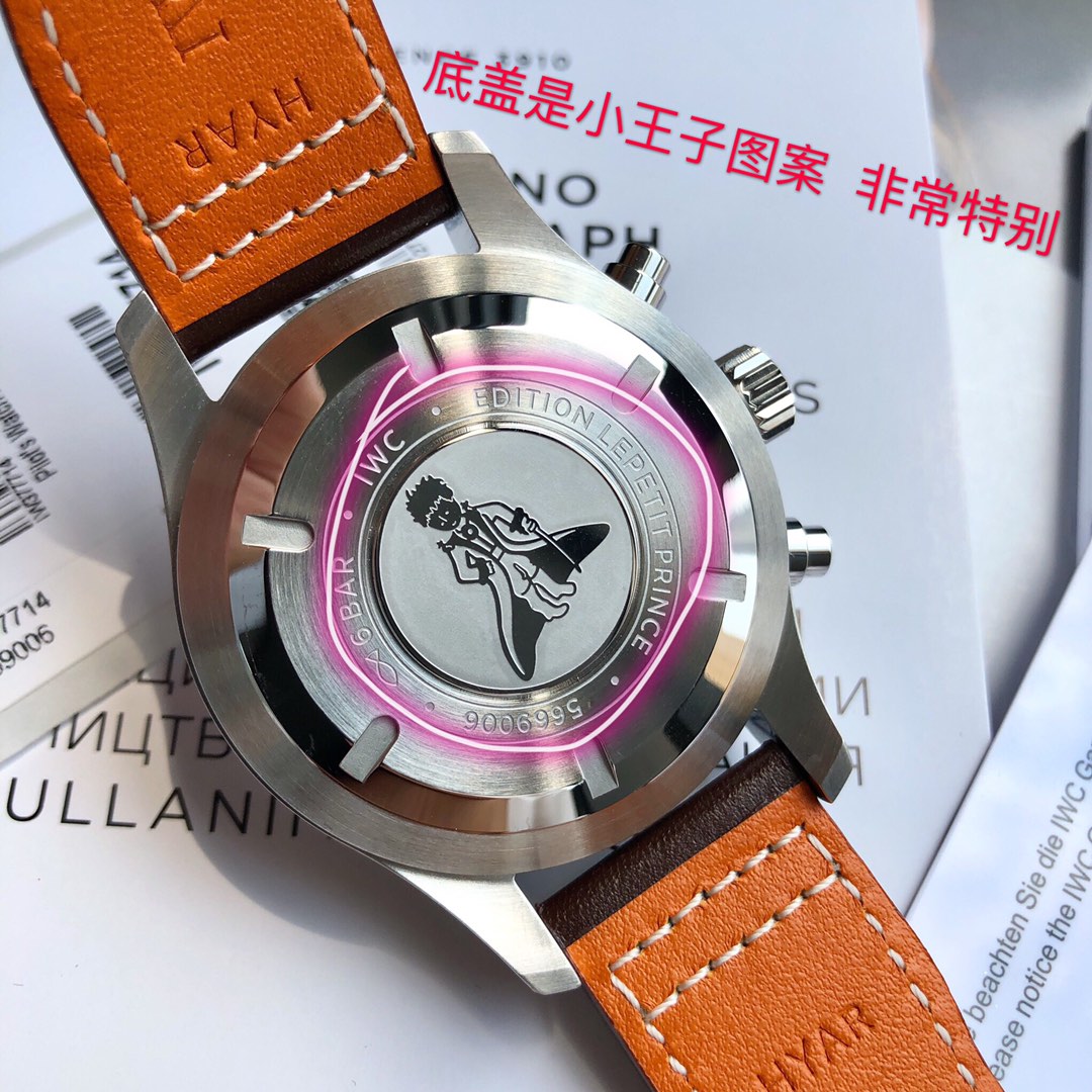 批💰2800配盒 支持香港、美国直邮
型号IW377714，新款首发！硬货！渠道出口订单！原封！缺个经销商印章就是正品！万国飞行员计时腕表，拥有高性能腕表的典型品质：精准性，功能性和可靠性。机械六针计时码表，夜蓝色表盘是其显著标志。这款防水达6巴的飞行员腕表搭配牛皮表带，在表底镌刻身穿大衣，携带配件的小王子形象，永远像个绅士一般存在，原装瑞士Eta-7750自动机械机芯（也就是万国自己命名的79320），防眩目蓝宝石玻璃，正装43mm表径，百看不腻，专柜都一表难求！保卡、吊牌都有贴标型号及手表身份编号，能拿到这么完美的货，真是为你们感到幸福！性价比无敌，独家货源！！