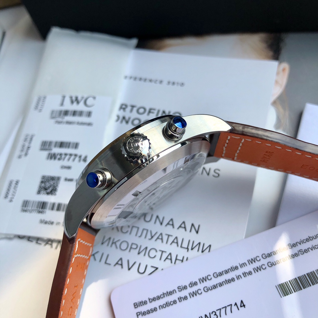 批💰2800配盒 支持香港、美国直邮
型号IW377714，新款首发！硬货！渠道出口订单！原封！缺个经销商印章就是正品！万国飞行员计时腕表，拥有高性能腕表的典型品质：精准性，功能性和可靠性。机械六针计时码表，夜蓝色表盘是其显著标志。这款防水达6巴的飞行员腕表搭配牛皮表带，在表底镌刻身穿大衣，携带配件的小王子形象，永远像个绅士一般存在，原装瑞士Eta-7750自动机械机芯（也就是万国自己命名的79320），防眩目蓝宝石玻璃，正装43mm表径，百看不腻，专柜都一表难求！保卡、吊牌都有贴标型号及手表身份编号，能拿到这么完美的货，真是为你们感到幸福！性价比无敌，独家货源！！