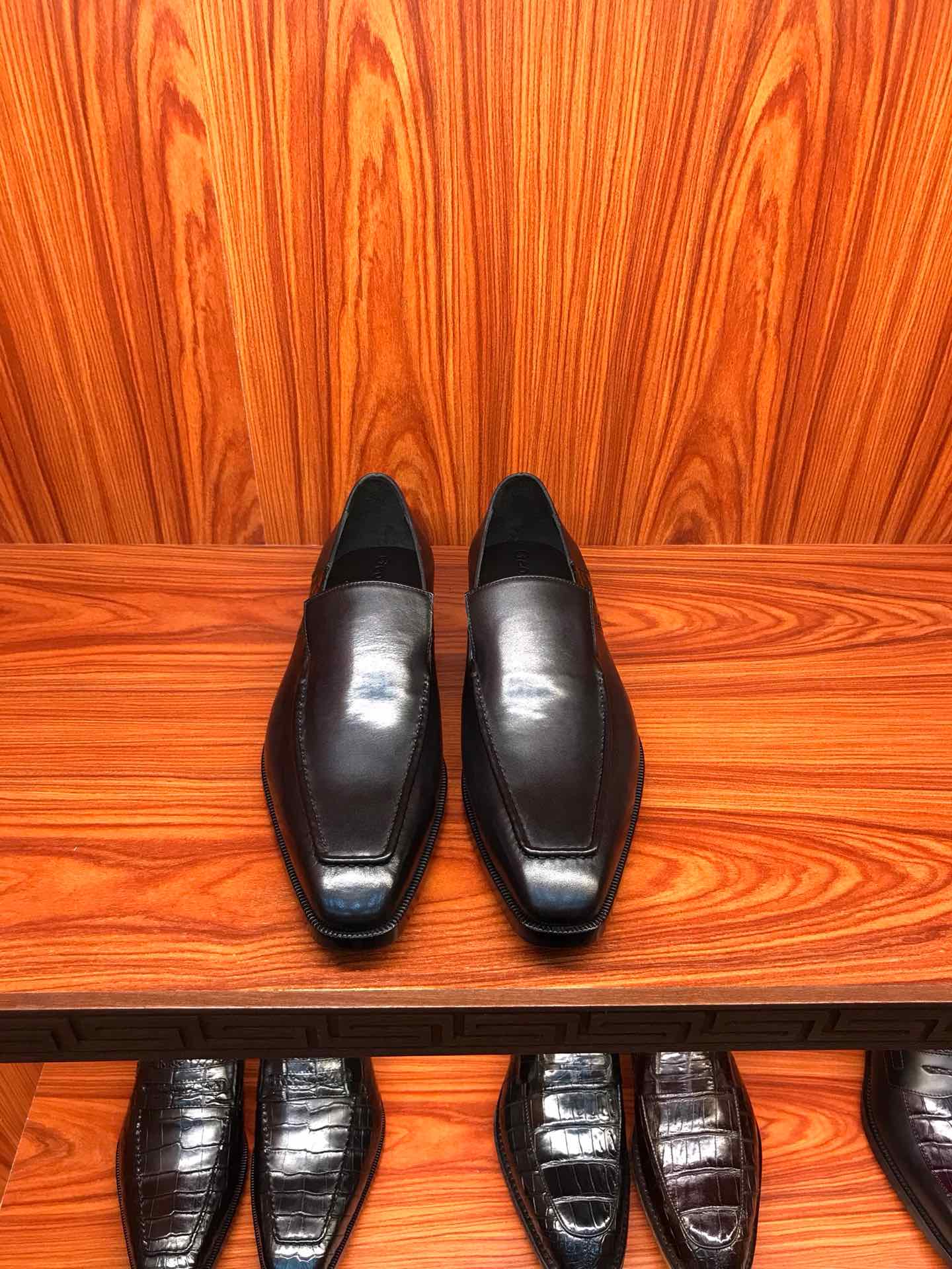 NO:278095,Latest Berluti pure hand-made coloring [imported French cowhide crocodile leather] condenses noble quality, perfectly demonstrates the professional and exquisite craftsmanship of shoes, encountering the ingenuity of gentlemen's shoes, perfect shape gallery sublimated and condenses the complex process behind time, craftsmanship is dazzling here, formal wear and leisure releases life style, luxury and leisure are integrated 38/45,,cowhide19860909最新 批 Berluti 纯手工上色【进口法国牛皮拼鳄鱼皮】凝炼尊贵品质,完美彰显制鞋专业和精湛工艺,邂逅绅士鞋履的匠心溯源 完美形廊升华铸就,凝炼时光背后的复杂工序 匠心工艺于此耀眼绽放 正装及休闲释放生活格调 奢华休闲于一体 38/45,,cowhide,Men's shoes