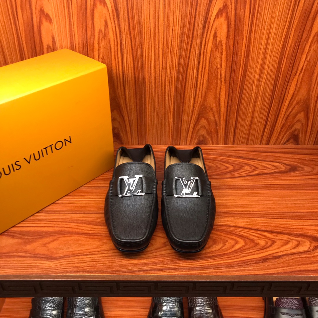 NO:279688,You can step on your feet and pedal lazy products. This year's latest [original premium] All spot L brand. The latest top-quality products [L＊v] Italian leather big bottom, ruthless goods are coming [Rose] [Rose] Imported hardware is different from market goods. The inside is fully imported German oxen. Perfect and smooth stitching. Even and coherent. Fine craftsmanship. The design of the foot is simple and easy to wear. Soft enough to be comfortable. Standard code 38/45;,,Leather soles19860909可踩脚一脚蹬懒人精品 今年最新【原单精品】全现货 L牌 最新款顶级精品【L＊v】意大利真皮大底,狠货来袭 [玫瑰][玫瑰] 进口五金不同于市场货 内里用全进口徳国胎牛 完美顺畅的车缝线 均匀连贯 工艺精细 套脚的设计简单易穿 柔软程度足以舒适 标准码 38/45；,,Leather soles,Men's shoes