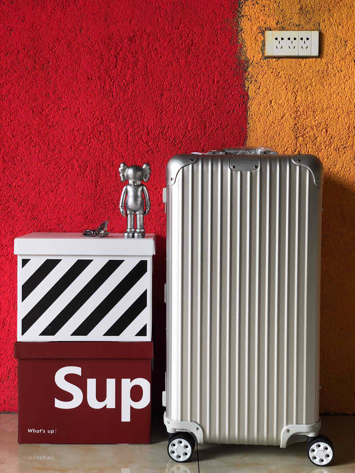 NO:269667,Rimowa trolley/trolley box [all aluminum magnesium alloy] Toas Sort sports version!  The highest version of the channel goods market!  Wuji variable speed bouncing lever, German universal wheel, international customs lock, all-aluminum box, integrated logo, stainless steel hinge. Color black/silver/titanium gold,19860909Rimowa日默瓦 拉箱/拉杆箱【全铝镁合金】Toas Sort 运动版！ 渠道货市场最高版本牛货！ 无极变速弹跳拉杆,德国万向轮,国际海关锁,全铝制箱体,一体化logo,不锈钢合页. 颜色黑色/银色/钛金色,,luggage