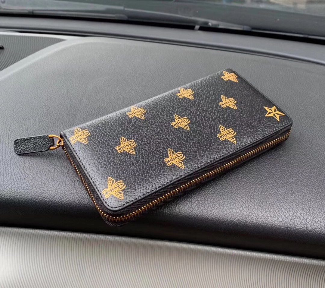 、logo、钢印、编码、走线、每一个细节都将古驰的精彩内涵表现得淋漓尽致质量保证，售后无担忧，原厂材料实物拍摄质量如图可见。型号：495062。尺寸：19*9*3。