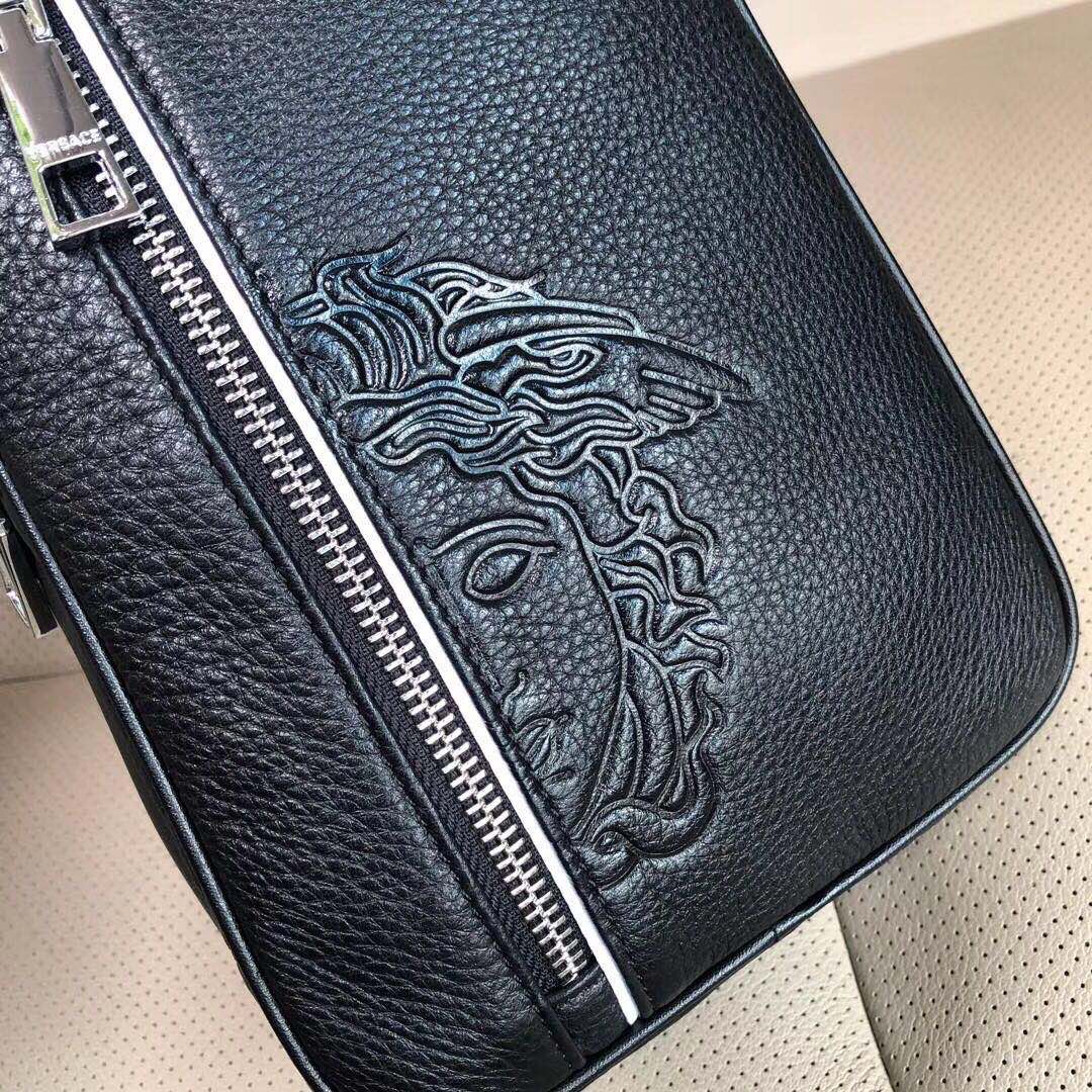  范思哲、美杜莎半脸胸包🤘多隔层，性价比特别高。顶级高端大气进口原版头层牛皮，耐磨耐刮名师设计，资深裁缝