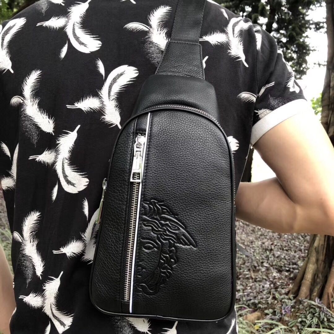  范思哲、美杜莎半脸胸包🤘多隔层，性价比特别高。顶级高端大气进口原版头层牛皮，耐磨耐刮名师设计，资深裁缝