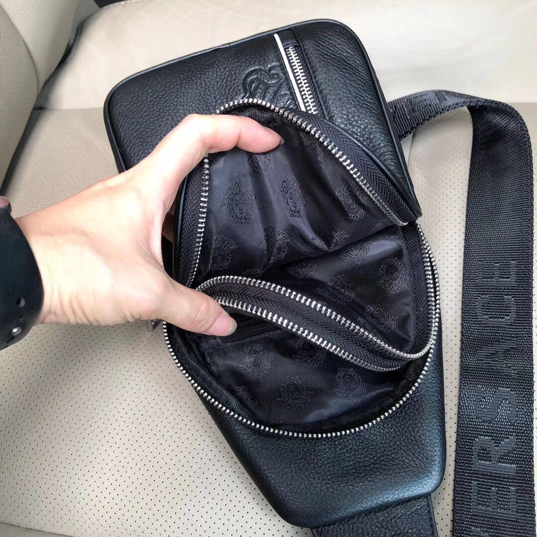  范思哲、美杜莎半脸胸包🤘多隔层，性价比特别高。顶级高端大气进口原版头层牛皮，耐磨耐刮名师设计，资深裁缝
