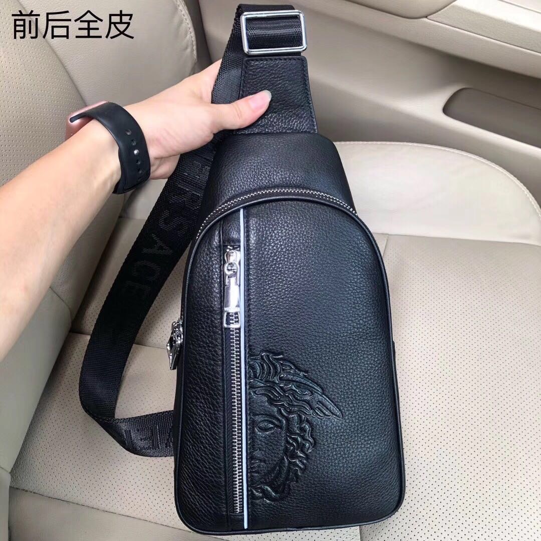  范思哲、美杜莎半脸胸包🤘多隔层，性价比特别高。顶级高端大气进口原版头层牛皮，耐磨耐刮名师设计，资深裁缝