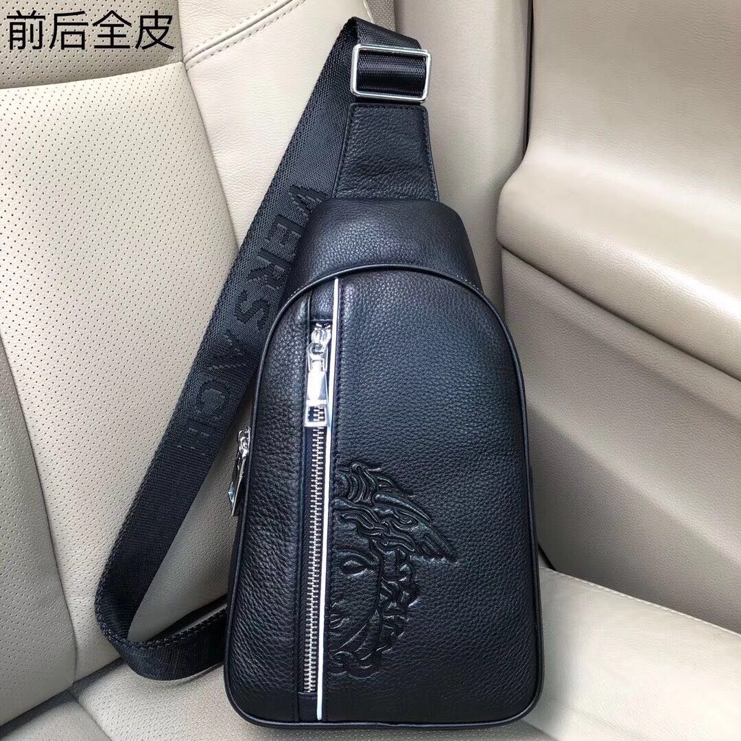  范思哲、美杜莎半脸胸包🤘多隔层，性价比特别高。顶级高端大气进口原版头层牛皮，耐磨耐刮名师设计，资深裁缝
