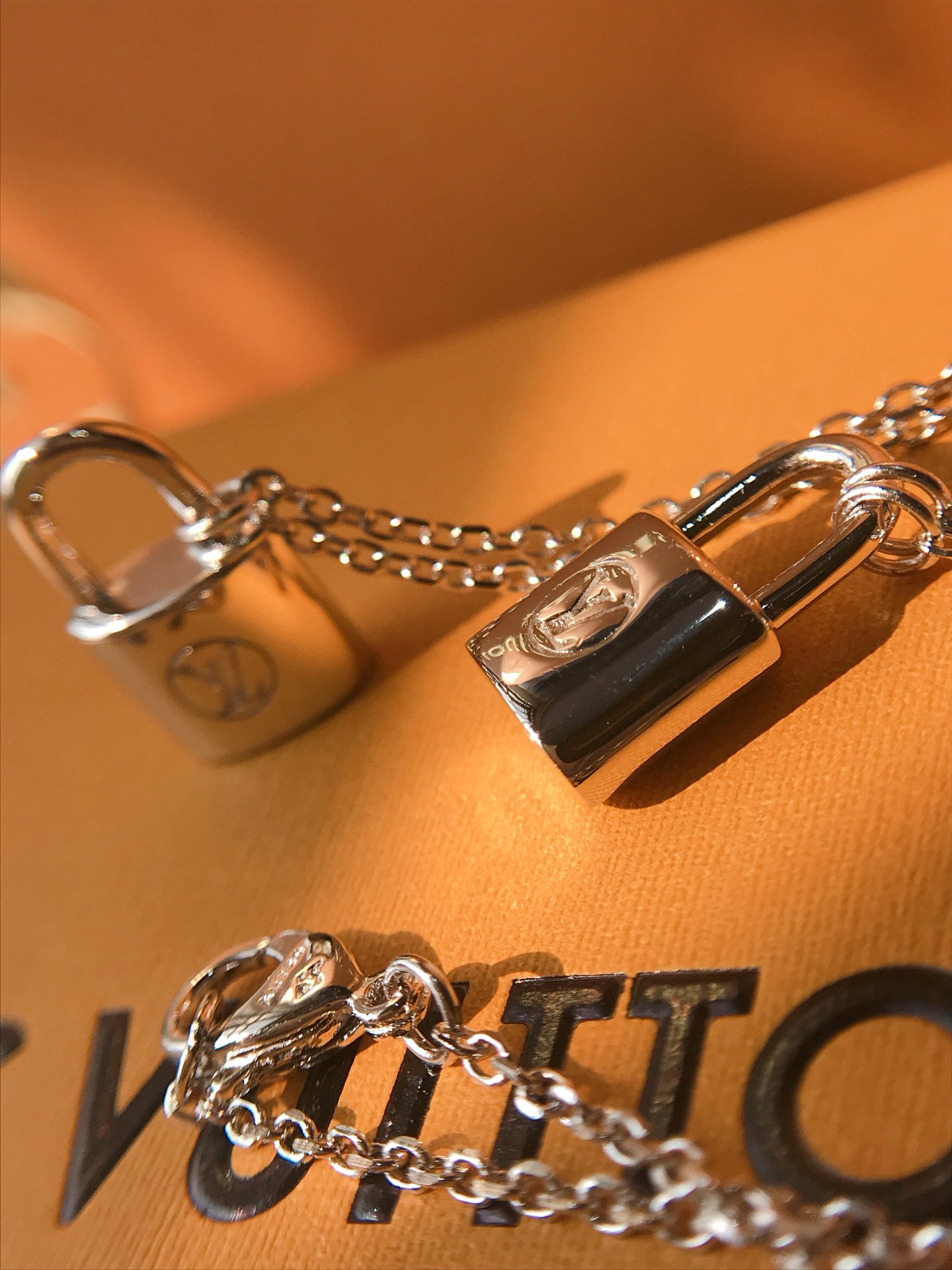 NO:102435,Necklace P bracelet L family charity set lock bag set attached real shot, Lv necklace Lv bracelet, louis vuitton, necklace, bracelet19860909项链p手链 L 家慈善款套装 锁包套装 附上实拍,Lv项链Lv手链,louis vuitton,necklace,bracelet,Jewelry