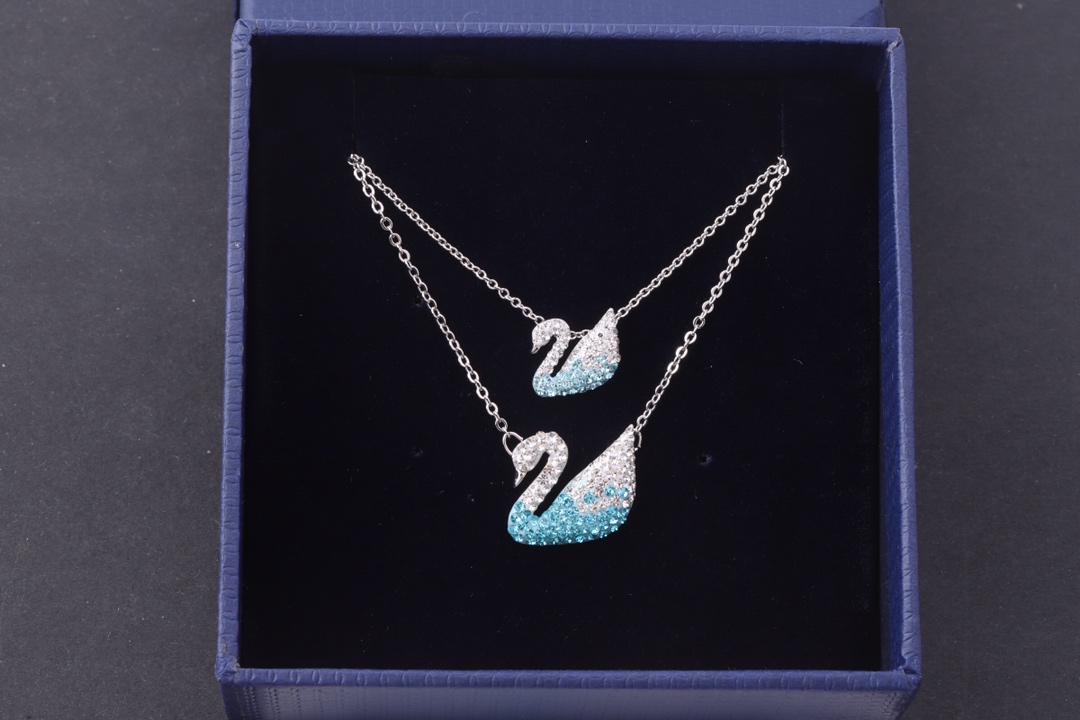 NO:102236,Double Eleven event will mainly promote the agent to have a hot product opportunity Gradient Blue Swan Swarovski DAZZLING SWAN Romantic Gradient Blue Swan Fresh and Charming Women's Necklace Jewelry. The classic and outdated hot product comes with a full set of counter packaging, barcode anti-counterfeiting can be scanned for counter receipts, Swarovski necklace, stuart weitzman, swarovski, necklace19860909双十一活动主推给代理一个爆款机会渐变蓝天鹅 施华洛世奇DAZZLING SWAN 浪漫渐变蓝天鹅清新迷人女项链饰品.一直经典不过时的爆款附带全套专柜包装,条码防伪可扫专柜小票,施华洛项链,stuart weitzman,swarovski,necklace,Jewelry