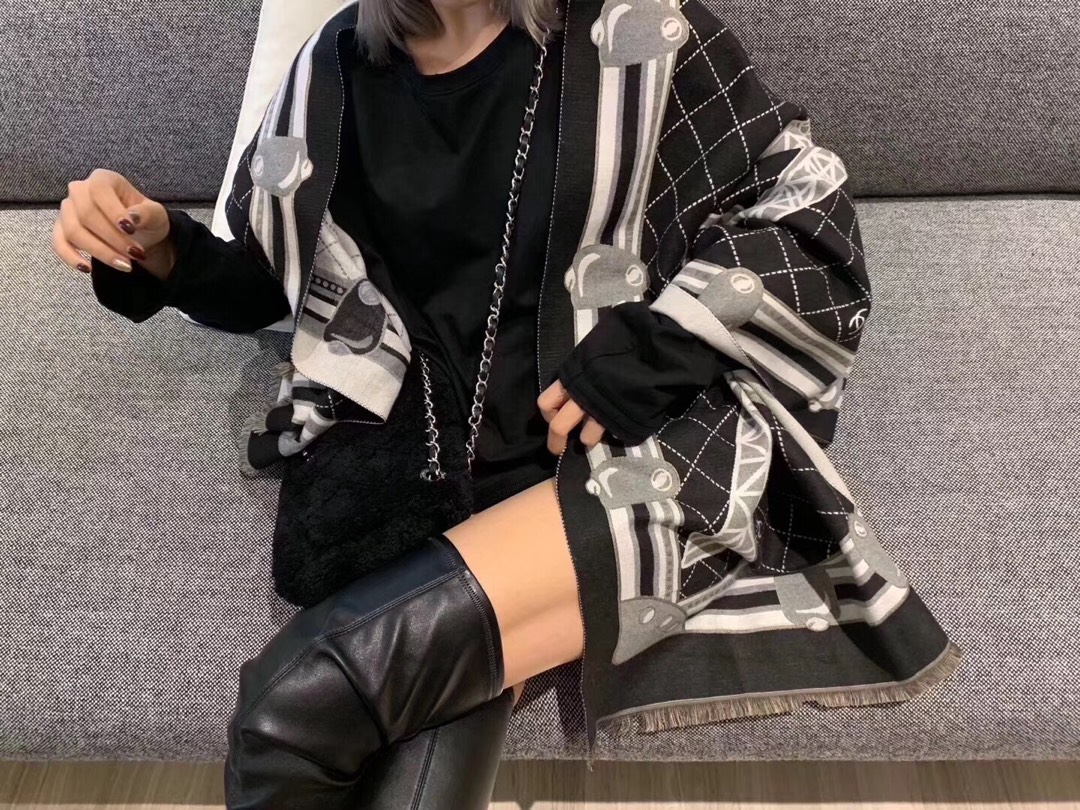 NO:603275,Chanel Eiffel Tower new winter big-name scarf, imitation cashmere, soft and warm, double-sided and two-color, exquisite workmanship, both a scarf and a shawl, size 180*70 ordinary scarf, ordinary scarf, chanel, shawls19860909批香奈儿铁塔冬季新款大牌围巾,仿羊绒柔和保暖,双面双色,做工精美,既是围巾又可以做披肩,尺寸180*70普通围巾,普通围巾,chanel,shawls,scarf