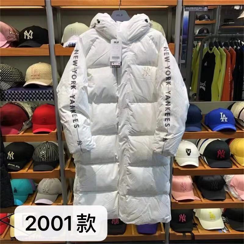P450编号：2001
最高一比一版本：MLB专柜男女情侣同款长款羽绒服带有港风的外套款
独特的纯色系具有很复古的立体感：背后大NY长款保暖羽绒服展现出超强的气场让衣服整体看起来非常高端大气：男女都可驾驭：衣服胸前醒目Ⅰogo和袖子两侧的图案的设计。绝非一般胶印logo！都是原厂定制硅胶立体logo！高端大气上档次！：随着时尚风潮回归：：简约休闲中长款是长款羽绒服出街外搭的时尚单品舒适有型落落大方带给你穿着体验绝对是超级舒适的：又不失潮流个性：穿着上身舒适保暖，让你轻松帅气出街不再困难。可选颜色 白色、黑色、六个尺码 XS、S、Ｍ、L、XL、XXL

MLB尺码表！
              XS      S        M        L        XL      2XL
后身长  108   108     110     112     114      114
胸围      110    114     118     122     126     130
下摆      118    122     126    130     134     138
袖长      71      72.5    74      75.5    77       77