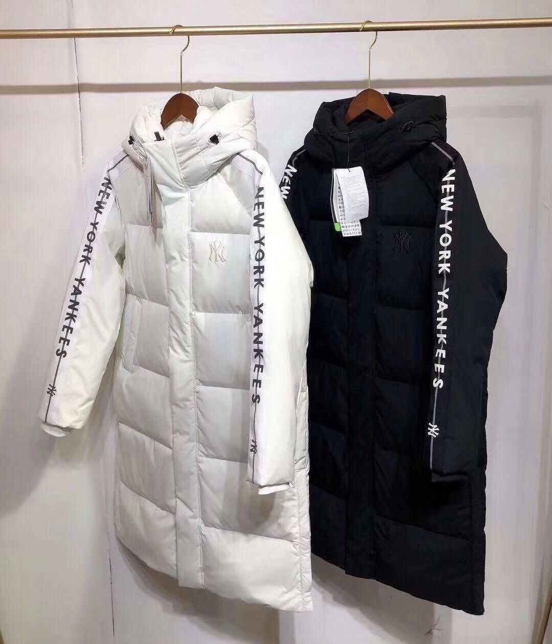 P450编号：2001
最高一比一版本：MLB专柜男女情侣同款长款羽绒服带有港风的外套款
独特的纯色系具有很复古的立体感：背后大NY长款保暖羽绒服展现出超强的气场让衣服整体看起来非常高端大气：男女都可驾驭：衣服胸前醒目Ⅰogo和袖子两侧的图案的设计。绝非一般胶印logo！都是原厂定制硅胶立体logo！高端大气上档次！：随着时尚风潮回归：：简约休闲中长款是长款羽绒服出街外搭的时尚单品舒适有型落落大方带给你穿着体验绝对是超级舒适的：又不失潮流个性：穿着上身舒适保暖，让你轻松帅气出街不再困难。可选颜色 白色、黑色、六个尺码 XS、S、Ｍ、L、XL、XXL

MLB尺码表！
              XS      S        M        L        XL      2XL
后身长  108   108     110     112     114      114
胸围      110    114     118     122     126     130
下摆      118    122     126    130     134     138
袖长      71      72.5    74      75.5    77       77
