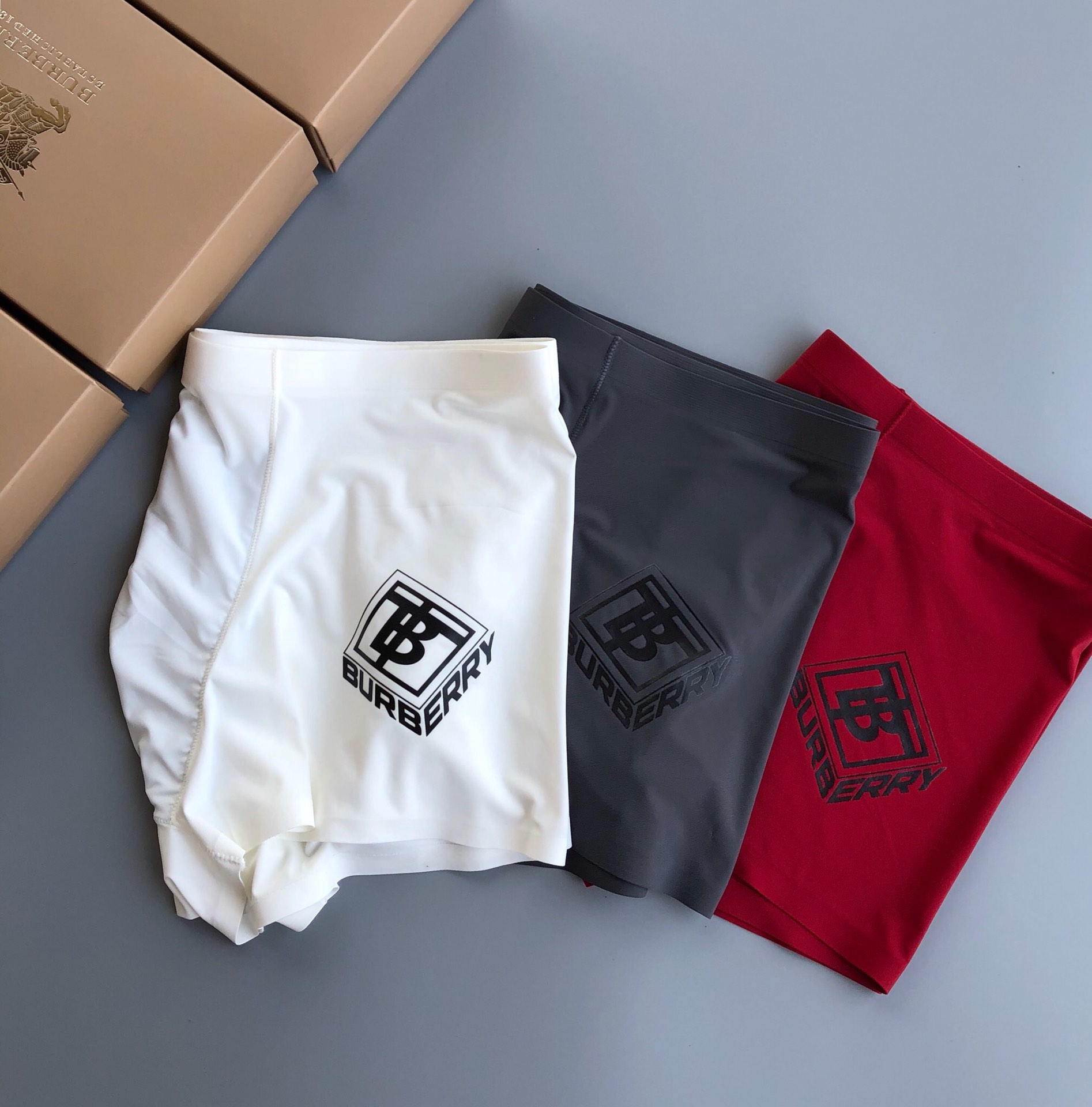  Burberry 巴宝莉 经典男士精品！采用无痕拼接 无缝压胶工艺 高档羊奶丝材质 轻薄透气丝滑 无束