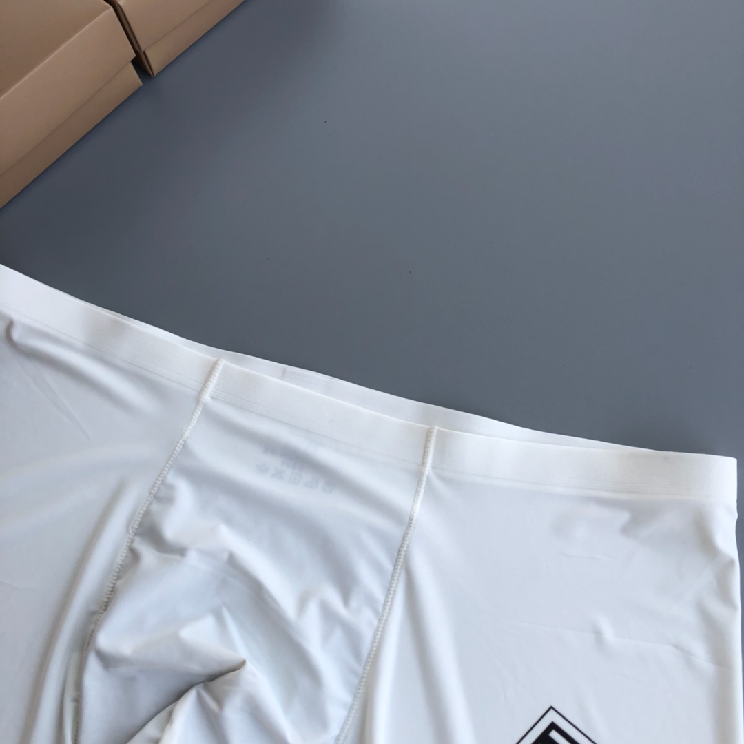  Burberry 巴宝莉 经典男士精品！采用无痕拼接 无缝压胶工艺 高档羊奶丝材质 轻薄透气丝滑 无束